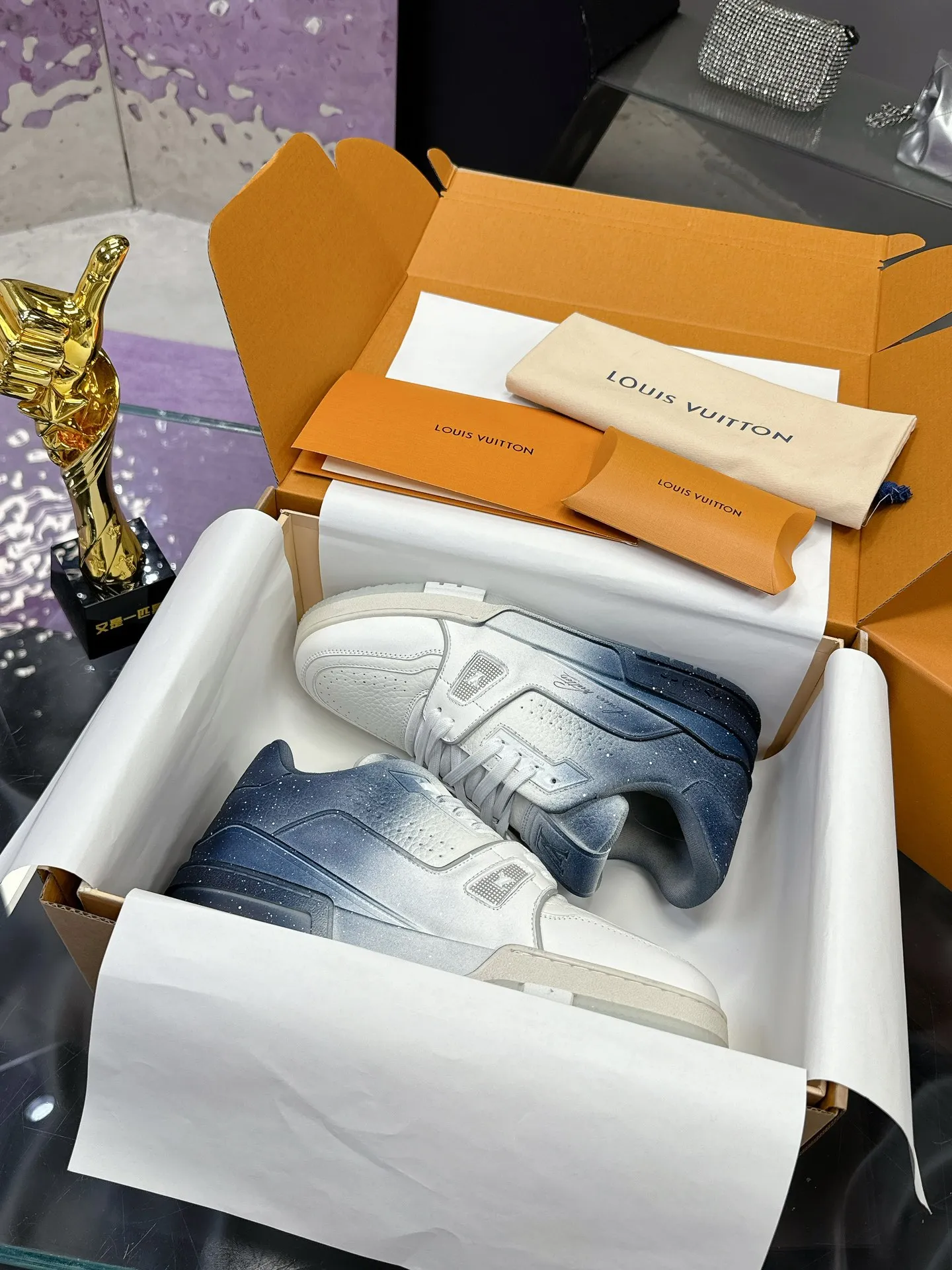 Men's men's shoes💰840❤️❤️❤️ (craft style, hand-rubbed, distressed, solid color, couple style) Original development, quality shipment, welcome to compare ❥❥❥❥❥❥LV sneaker series LV Trainer Maxi sneakers introduce the loose silhouette of the ready-to-wear series into the LV Trainer sneaker design written by Virgil Abloh, making an eye-catching appearance at the 2023 spring and summer men's wear show. The cow leather upper is combined with rough fabric laces, and colorful beading highlights the brand's classic elements. LV letters mark the tongue and Monogram floral outsole. Mixed materials Made of first-layer cowhide, wrapped in imported custom-printed denim, thick shoelace design, large Monogram print on the side, "lv 54" badges on the tongue and heel, rubber outsole decorated with Monogram flowers, mesh lining and cotton feet, the comfort is as extreme as ever, premium heritage, quality first, worth owning! Size: 35-40 for women, 39-44 for men (45 and 46 are custom-made and non-returnable) ♡Full set of packaging with original gift box